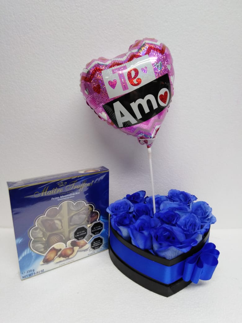 12 Rosas Azules en Caja Corazn mas Globito y Bombones de 250 Grs